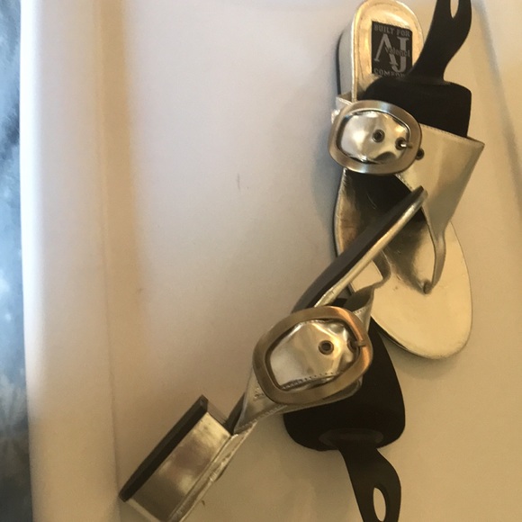 SZ 8 “A. J. VELENCI. S I L V E R.  BRUSHED SILVER BUCKLES W 1” heels very cute💋 - Picture 3 of 8